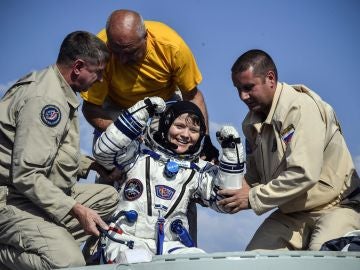 La astronauta estadounidense Anne McClain recibe ayuda para salir de la Soyuz