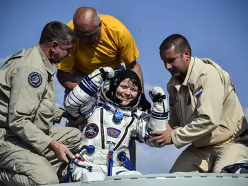 La astronauta estadounidense Anne McClain recibe ayuda para salir de la Soyuz La astronauta estadounidense Anne McClain recibe ayuda para salir de la Soyuz
