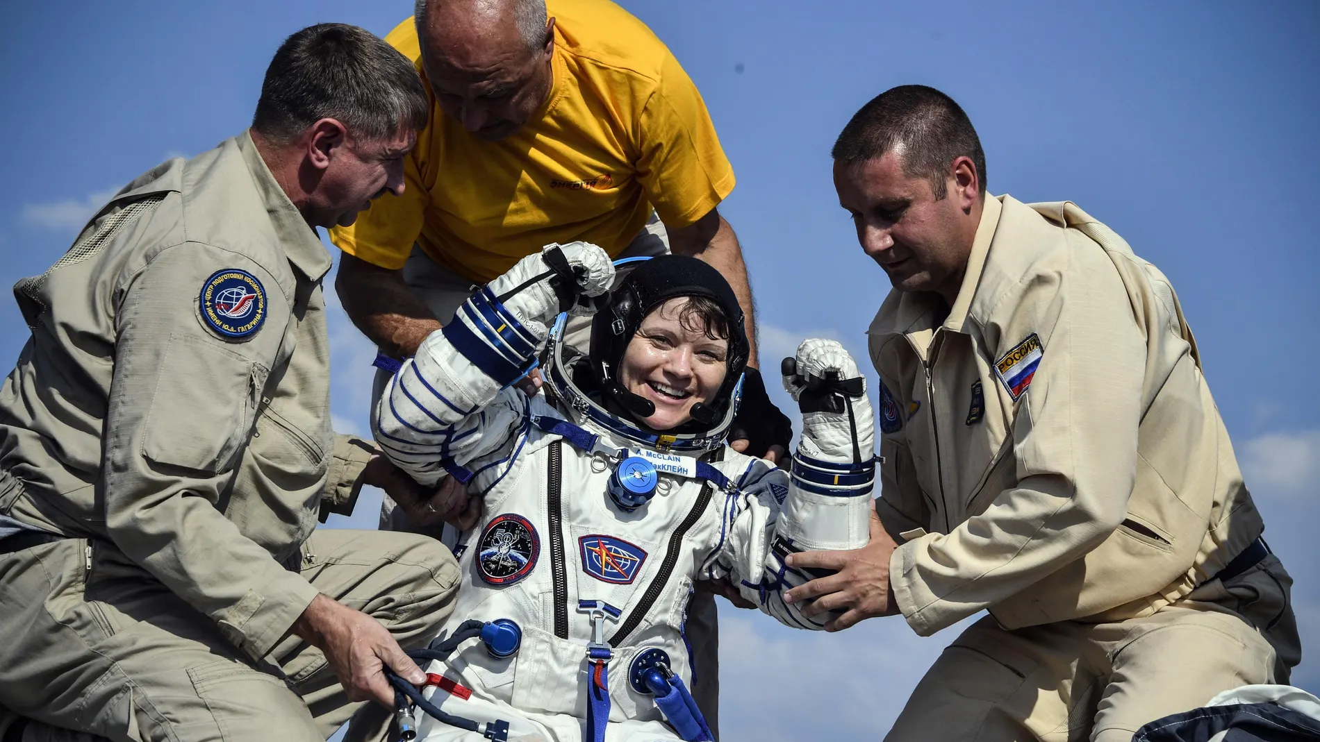 La astronauta estadounidense Anne McClain recibe ayuda para salir de la Soyuz La astronauta estadounidense Anne McClain recibe ayuda para salir de la Soyuz