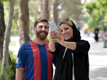 Una mujer se hace un selfie con el doble de Leo Messi