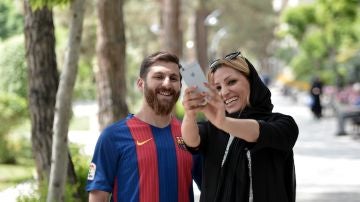 Una mujer se hace un selfie con el doble de Leo Messi