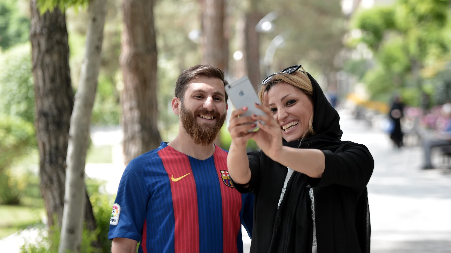 Una mujer se hace un selfie con el doble de Leo Messi Una mujer se hace un selfie con el doble de Leo Messi