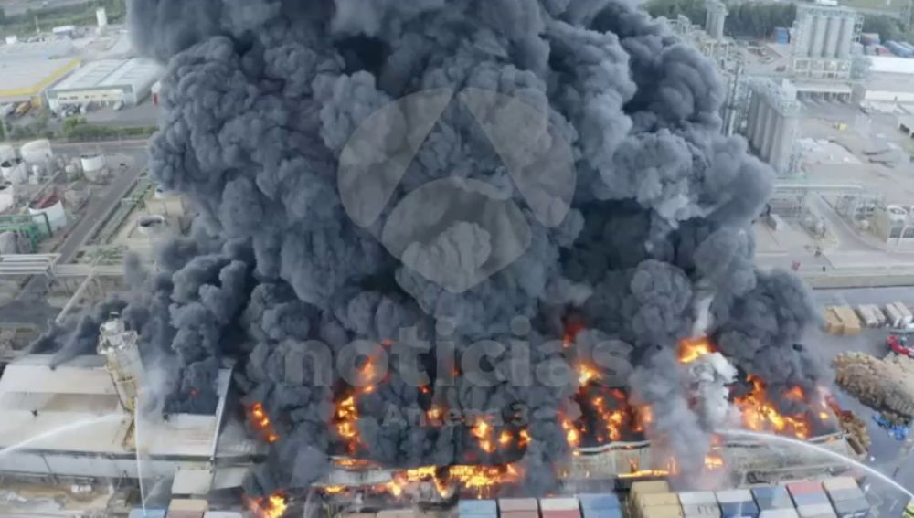 Imágenes en exclusiva del incendio en una planta química de San Roque