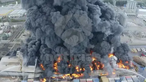 Imágenes en exclusiva del incendio en una planta química de San Roque Imágenes en exclusiva del incendio en una planta química de San Roque