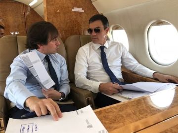 Pedro Sánchez en el avión Falcon (Archivo) Pedro Sánchez en el avión Falcon (Archivo)