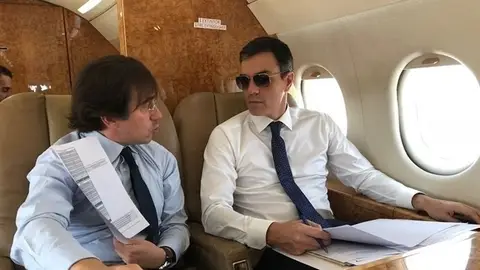 Pedro Sánchez en el avión Falcon (Archivo) Inaugurado el AVE a Granada