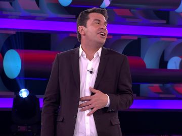 Arturo Valls intenta imitar a Rocío Jurado en '¡Ahora caigo!'... y le sale Julio Iglesias Arturo Valls intenta imitar a Rocío Jurado en '¡Ahora caigo!'... y le sale Julio Iglesias