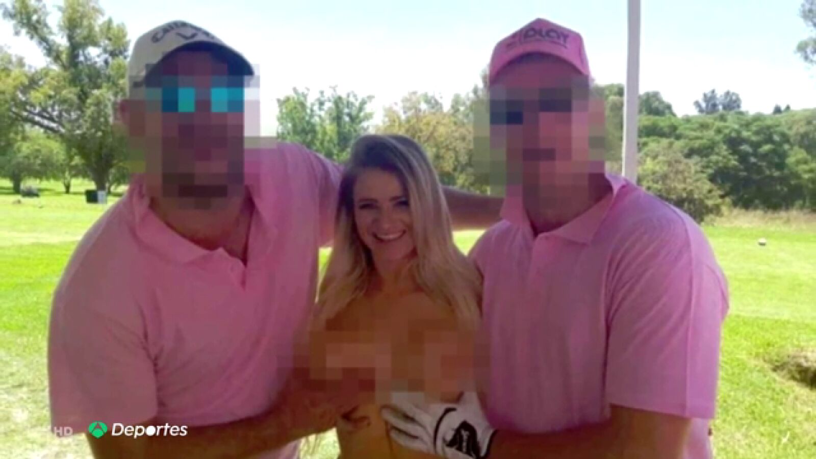 Indignación en el mundo del golf con las 'caddies' desnudas: 