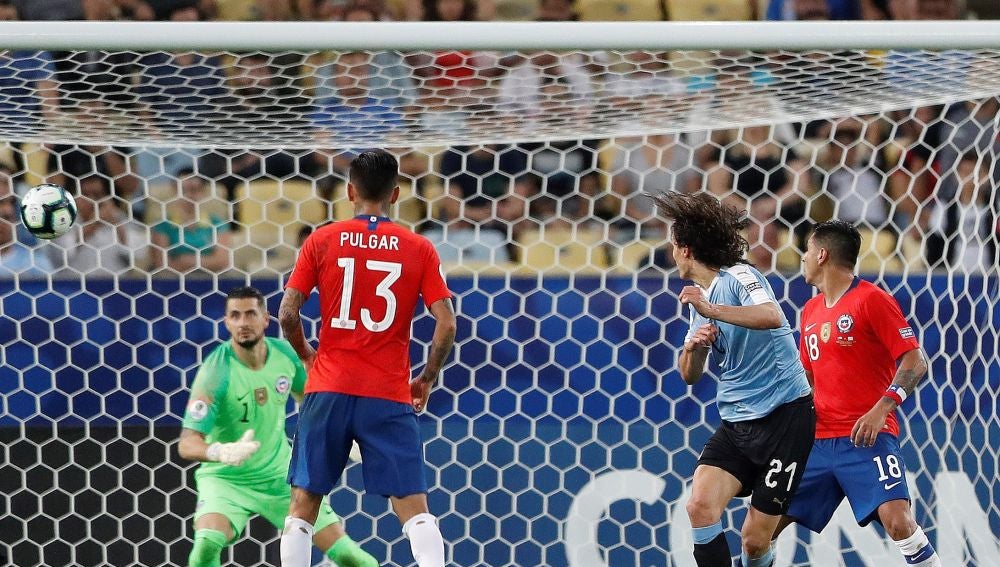 Cavani anota el gol de la victoria ante Chile