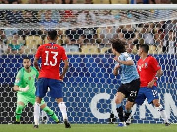 Cavani anota el gol de la victoria ante Chile
