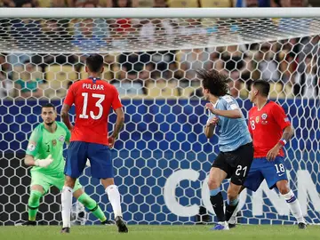 Cavani anota el gol de la victoria ante Chile Cavani anota el gol de la victoria ante Chile