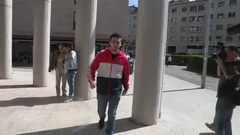 El joven que pegó a Rajoy, absuelto de una agresión a un dirigente de Vox El joven que pegó a Rajoy, absuelto de una agresión a un dirigente de Vox