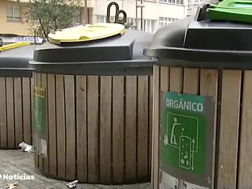 Embadurnan en aceite a un vecino de A Coruña para sacarle del contenedor de basura donde estaba atrapado Embadurnan en aceite a un vecino de A Coruña para sacarle del contenedor de basura donde estaba atrapado