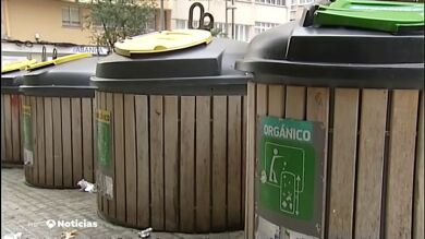 Embadurnan en aceite a un vecino de A Coruña para sacarle del contenedor de basura donde estaba atrapado