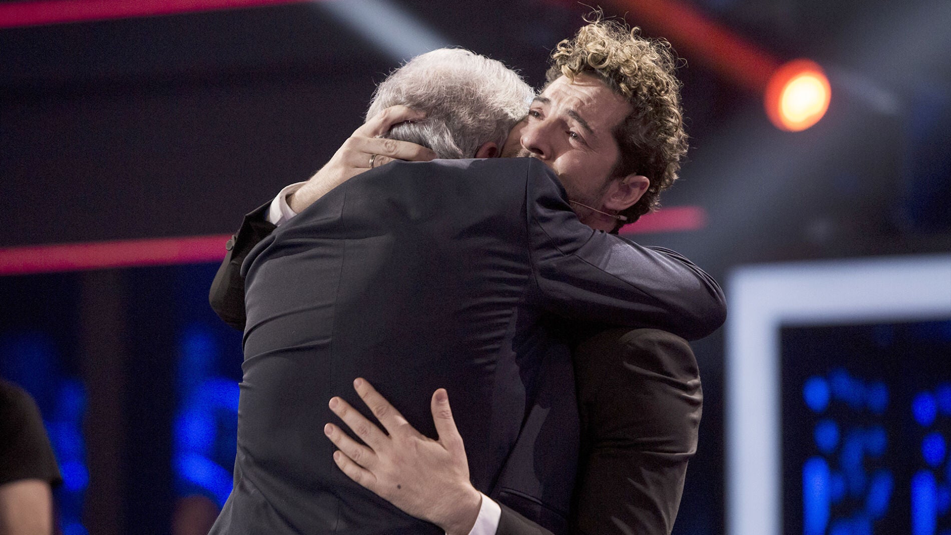 Final La Voz Senior: David Bisbal rompe a llorar al ver su sue&ntilde;o hecho realidad en la vida de Juan Mena 