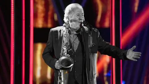 Juan Mena canta ‘Toda una vida’ en la Gran Final de ‘La Voz Senior’ Juan Mena canta ‘Toda una vida’ en la Gran Final de ‘La Voz Senior’