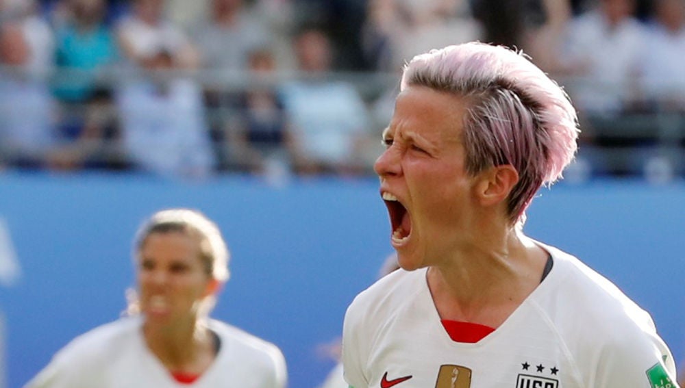 Rapinoe celebrando el segundo penalty contra España