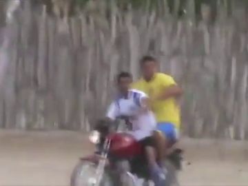 Lo nunca visto: un portero sube a rematar un córner... ¡y vuelve a su portería montado en moto! Lo nunca visto: un portero sube a rematar un córner... ¡y vuelve a su portería montado en moto!
