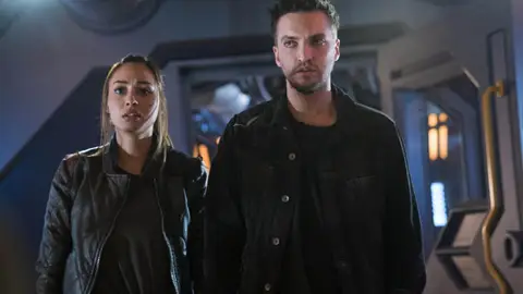 Raven y Murphy en 'The 100' Raven y Murphy en 'The 100'