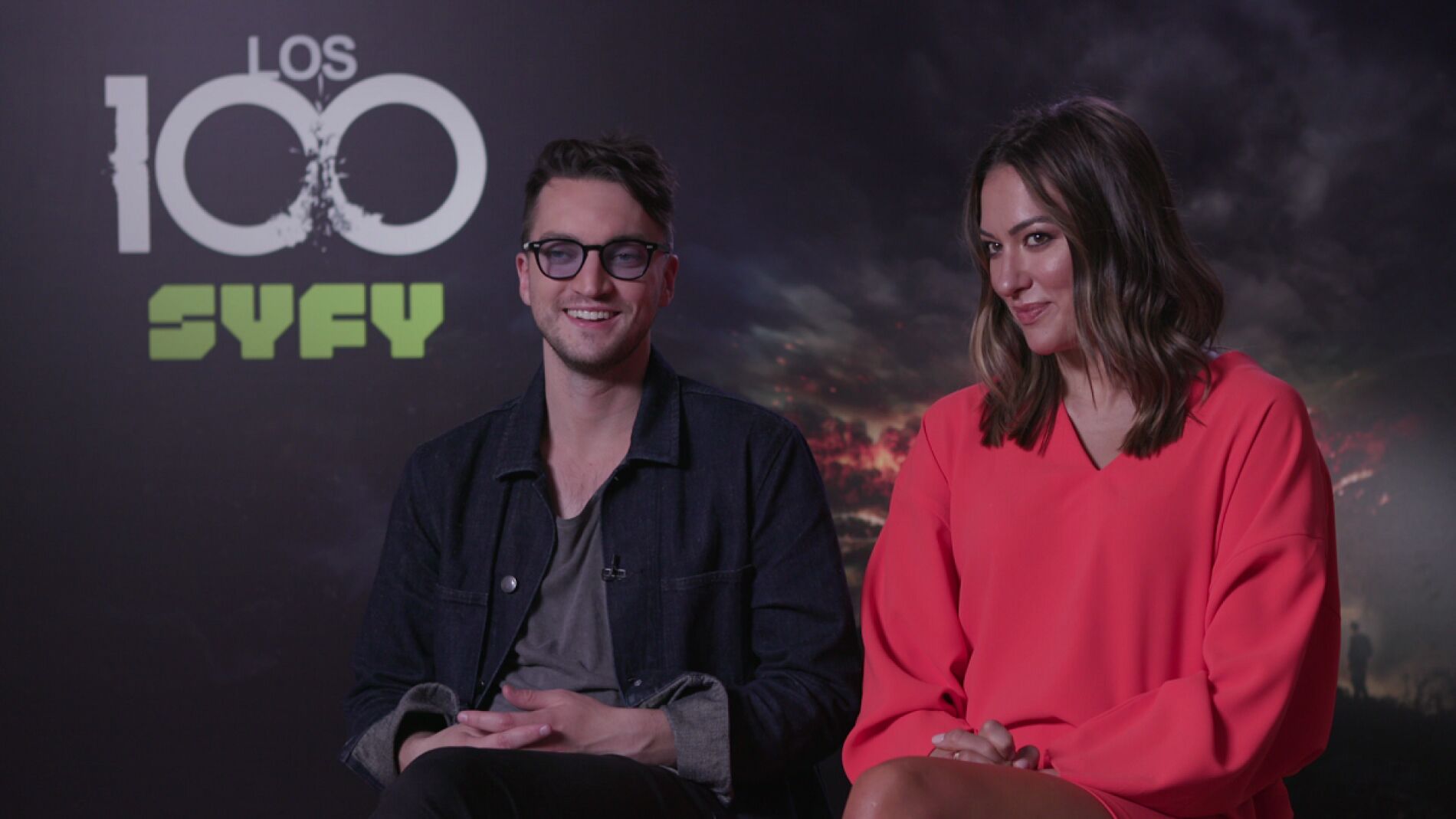 Richard Harmon y Tasya Teles de 'The 100'
