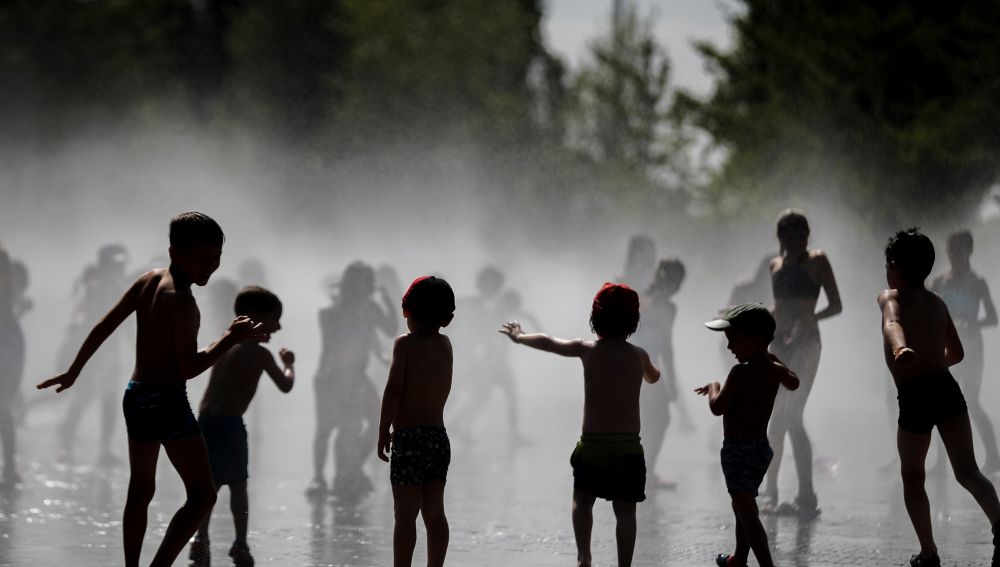 Un grupo de niños se baña en las fuentes verticales de Madrid Río.