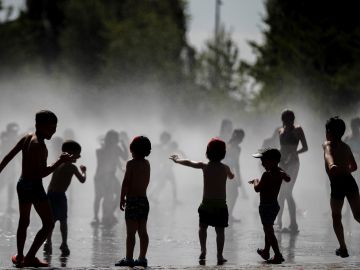 Un grupo de niños se baña en las fuentes verticales de Madrid Río.