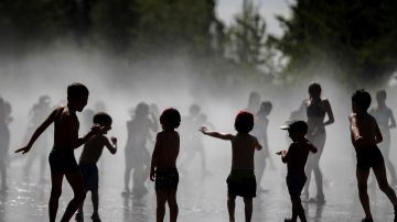 Un grupo de niños se baña en las fuentes verticales de Madrid Río. Un grupo de niños se baña en las fuentes verticales de Madrid Río.