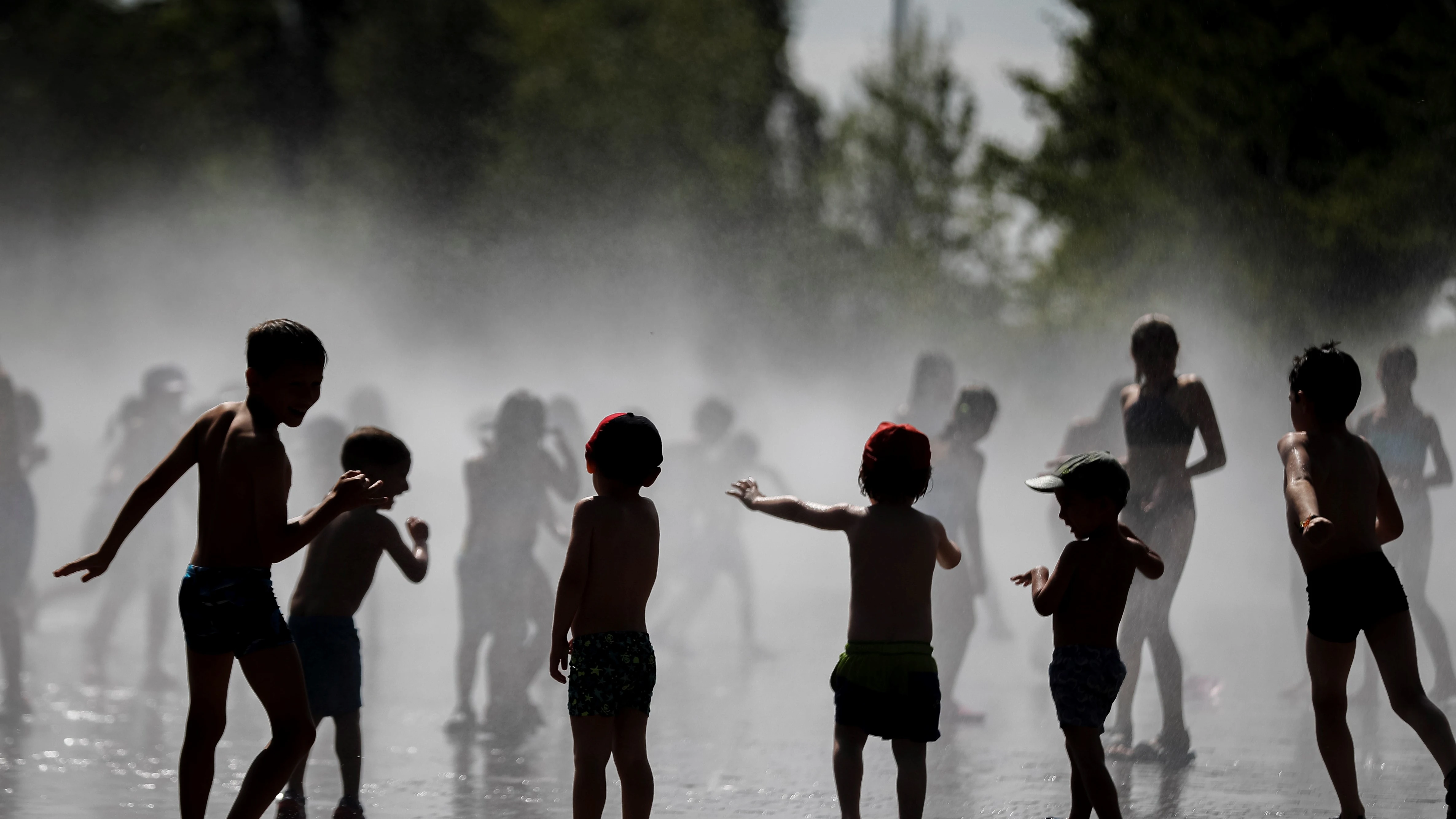 Un grupo de niños se baña en las fuentes verticales de Madrid Río. Un grupo de niños se baña en las fuentes verticales de Madrid Río.