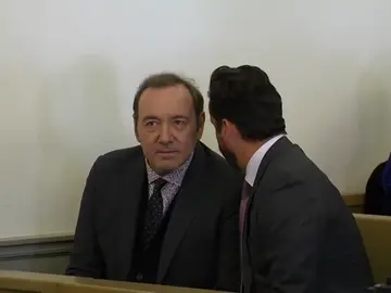 El joven que había acusado a Kevin Spacey de agresión sexual retira los cargos El joven que había acusado a Kevin Spacey de agresión sexual retira los cargos