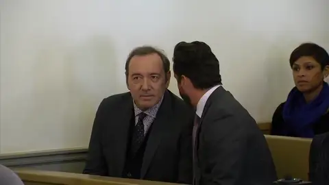 El joven que había acusado a Kevin Spacey de agresión sexual retira los cargos El joven que había acusado a Kevin Spacey de agresión sexual retira los cargos