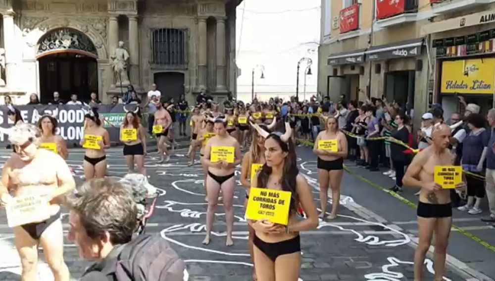 Un grupo de activistas se concentran semidesnudos en Pamplona para pedir la abolición de la tauromaquia 