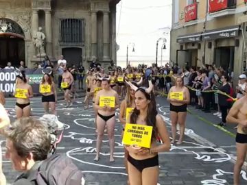 Un grupo de activistas se concentran semidesnudos en Pamplona para pedir la abolición de la tauromaquia 