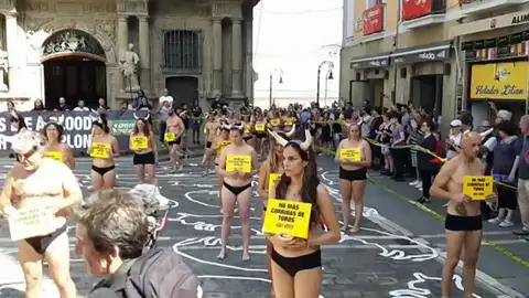 Un grupo de activistas se concentran semidesnudos en Pamplona para pedir la abolición de la tauromaquia Un grupo de activistas se concentran semidesnudos en Pamplona para pedir la abolición de la tauromaquia