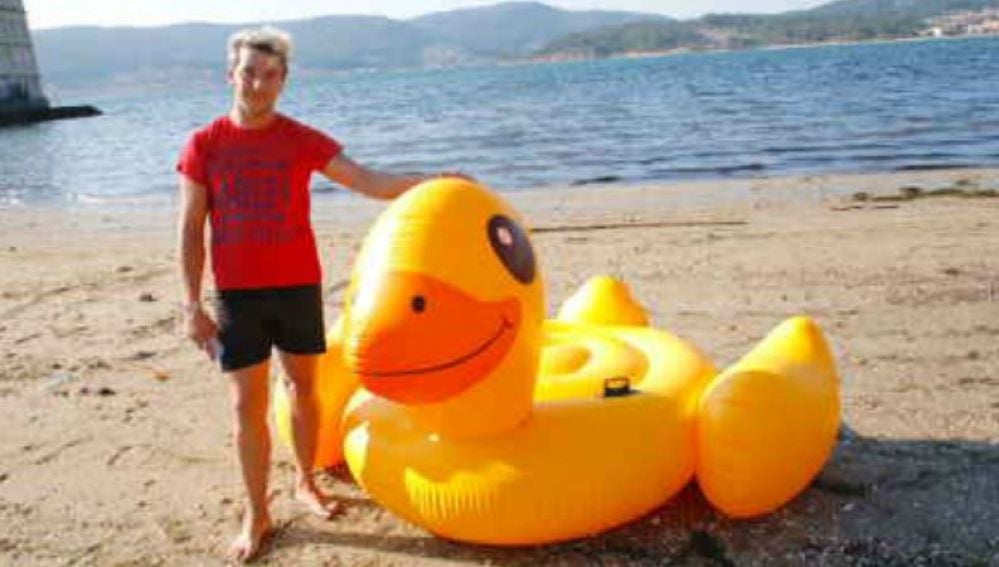 A la deriva en un patito hinchable