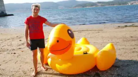 A la deriva en un patito hinchable aparecieron en mitad de la ría de Poio