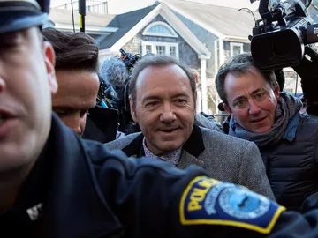 Kevin Spacey escoltado por la policía Kevin Spacey escoltado por la policía