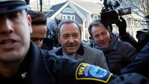 Kevin Spacey escoltado por la policía Kevin Spacey escoltado por la policía.