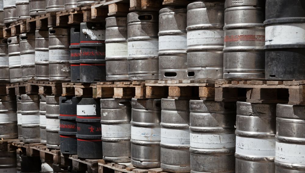 Cientos de barriles de cerveza