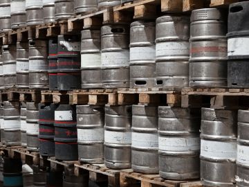 Cientos de barriles de cerveza