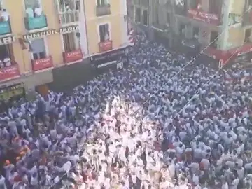 Los pamploneses dan la bienvenida a San Fermín con su tradicional chupinazo Los pamploneses dan la bienvenida a San Fermín con su tradicional chupinazo