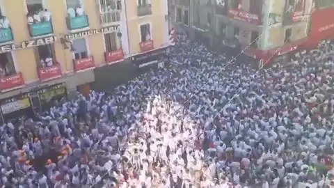 Los pamploneses dan la bienvenida a San Fermín con su tradicional chupinazo Los pamploneses dan la bienvenida a San Fermín con su tradicional chupinazo