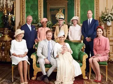 Foto de la familia real británica en el bautizo de Archie, el hijo de los duques de Sussex. Foto de la familia real británica en el bautizo de Archie, el hijo de los duques de Sussex.