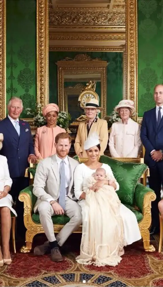 Foto de la familia real británica en el bautizo de Archie, el hijo de los duques de Sussex.