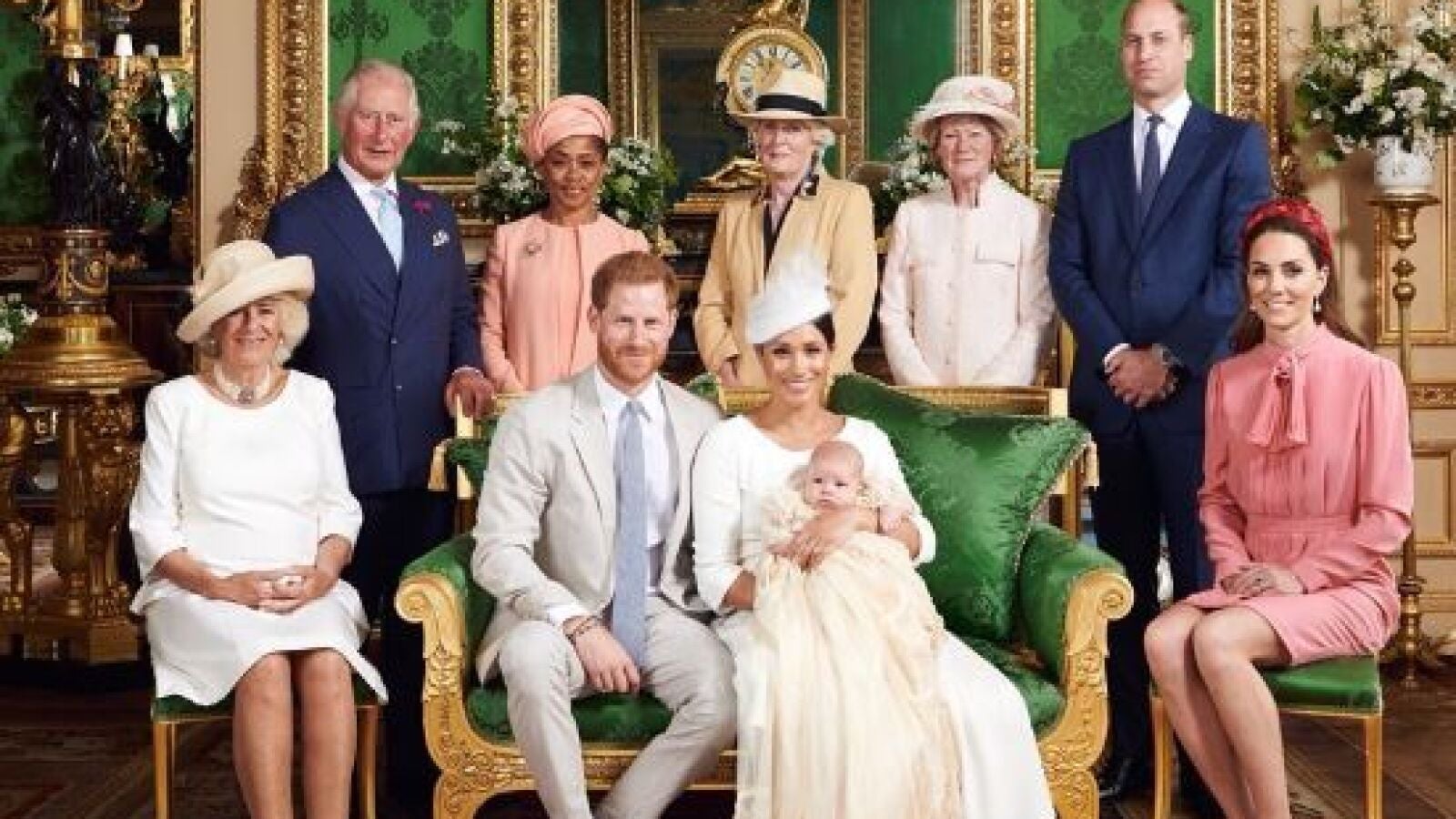 La familia real británica posa en el bautizo de Archie, el hijo de Meghan Markle y el príncipe Harry