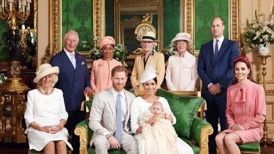 Foto de la familia real británica en el bautizo de Archie, el hijo de los duques de Sussex. Foto de la familia real británica en el bautizo de Archie, el hijo de los duques de Sussex.