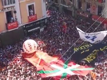 Ukurriñas y pancartas por los presos de ETA en el chupinazo de San Fermín