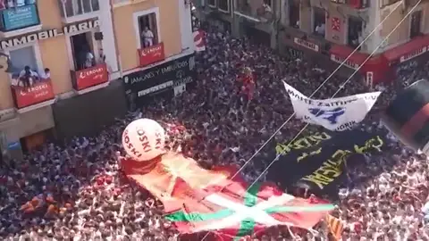 Ukurriñas y pancartas por los presos de ETA en el chupinazo de San Fermín Ukurriñas y pancartas por los presos de ETA en el chupinazo de San Fermín