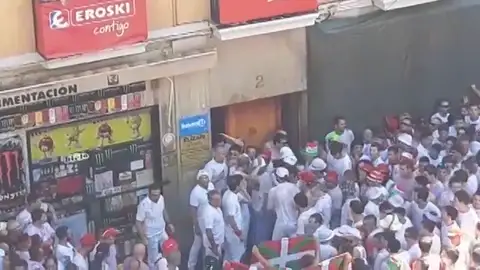 Momentos de tensión en un portal durante el chupinazo de San Fermín 2019 Momentos de tensión en un portal durante el chupinazo de San Fermín 2019