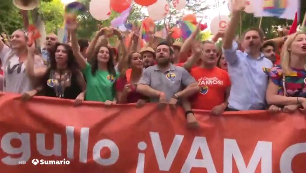Los representantes del Ciudadanos salen escoltados de la marcha del Orgullo en Madrid