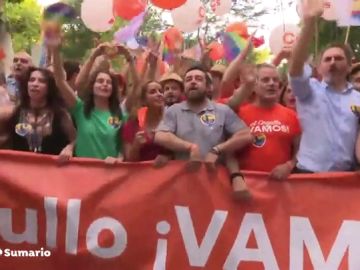 Los representantes del Ciudadanos salen escoltados de la marcha del Orgullo en Madrid
